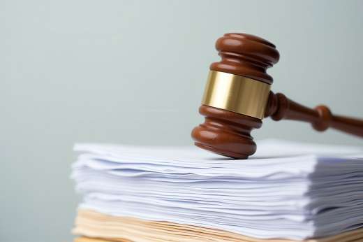 Foto: Richterhammer liegt auf Stapel Dokumente